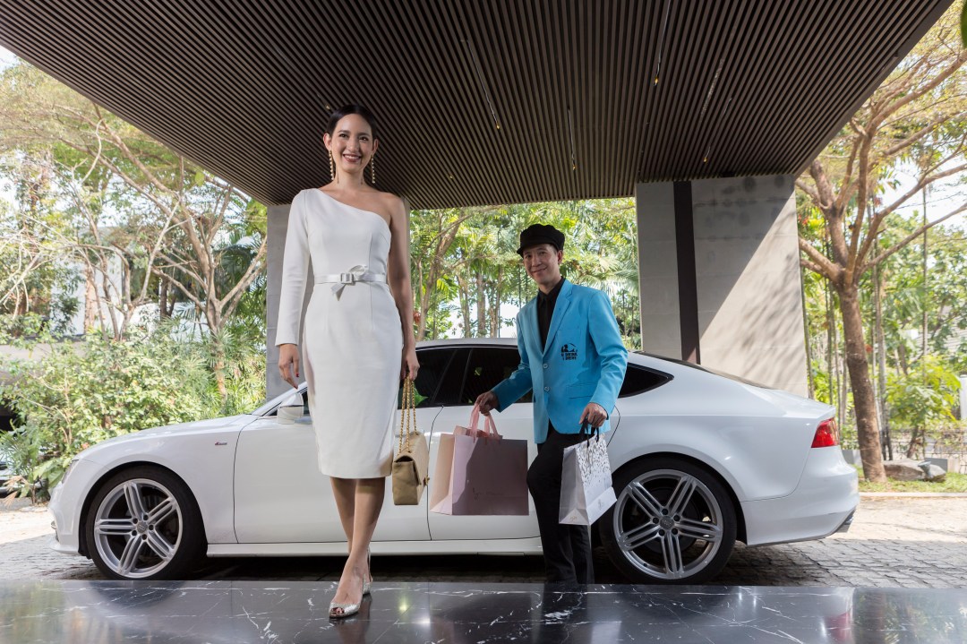 พนักงานช่วยผู้โดยสารพร้อมออกเดินทาง